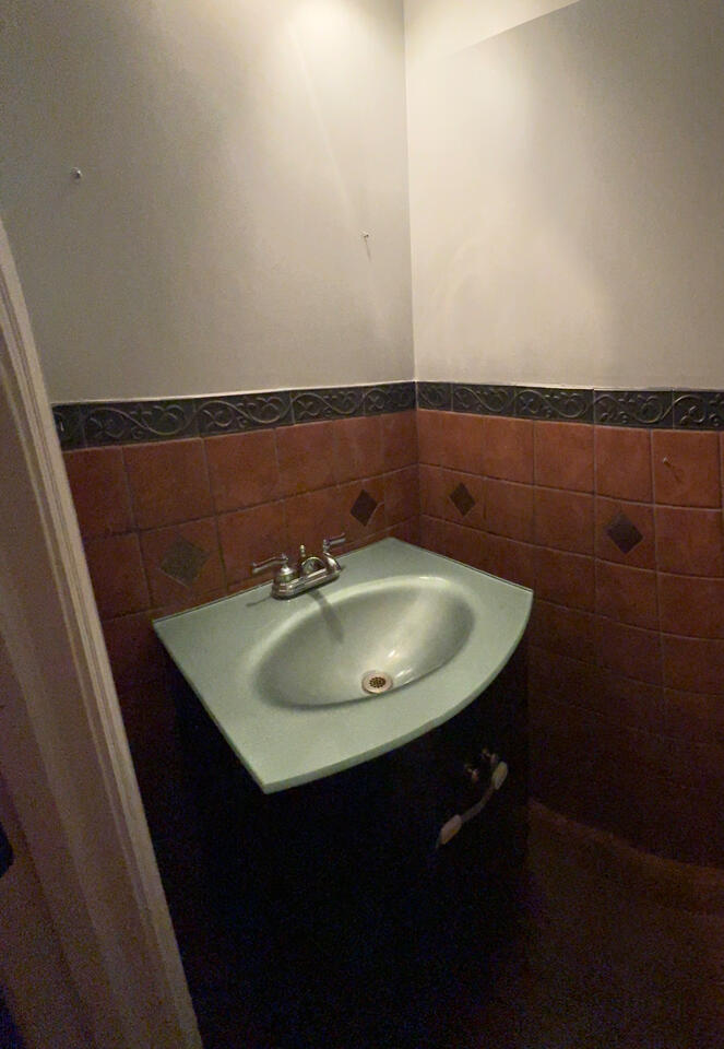 Asombrosa transformación de este baño de visitas. Ahora se ve mejor iluminado, contemporáneo, elegante y femenino. Ella dijo "mi cuñada no quiso salir del baño"