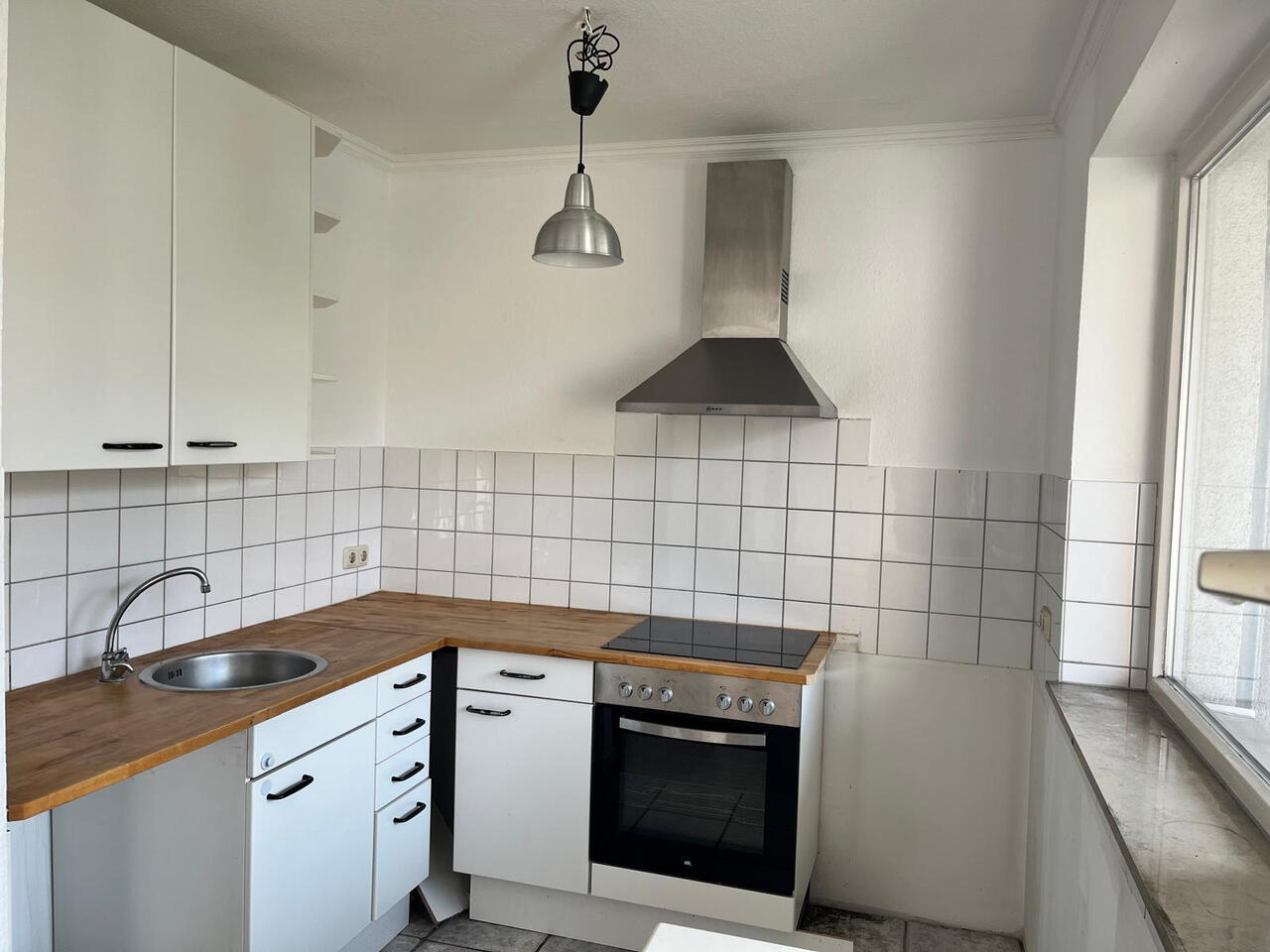 Incredible transformación en solo unos días de esta cocina en Alemania. Muestra de que cuando una familia quiere lograr algo y trabaja en equipo, puede lograr mucho en poco tiempo.